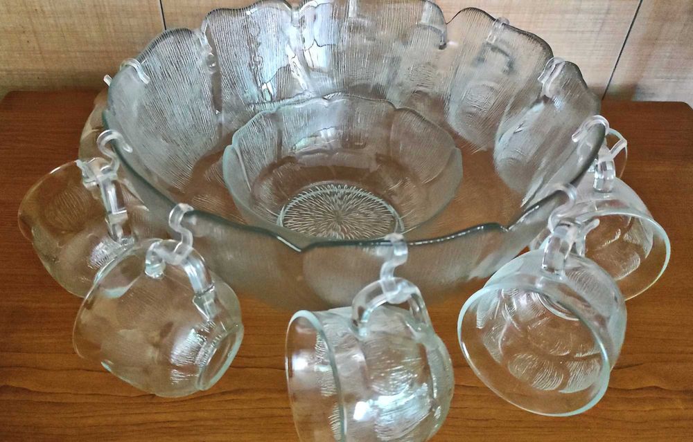 Френски сервиз за пунш от пресовано стъкло -чисто нов