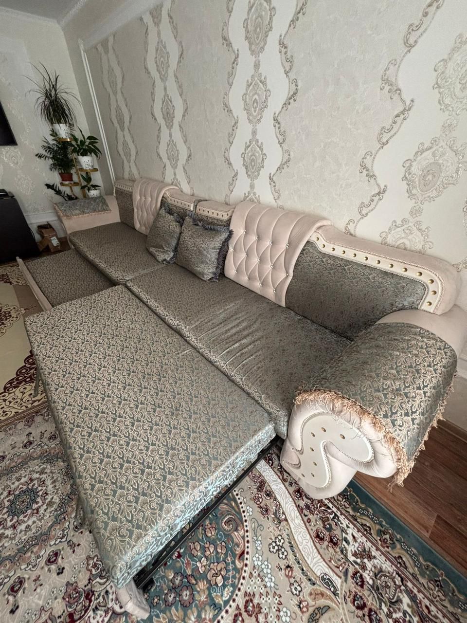 Продается диван в хорошем состаяни