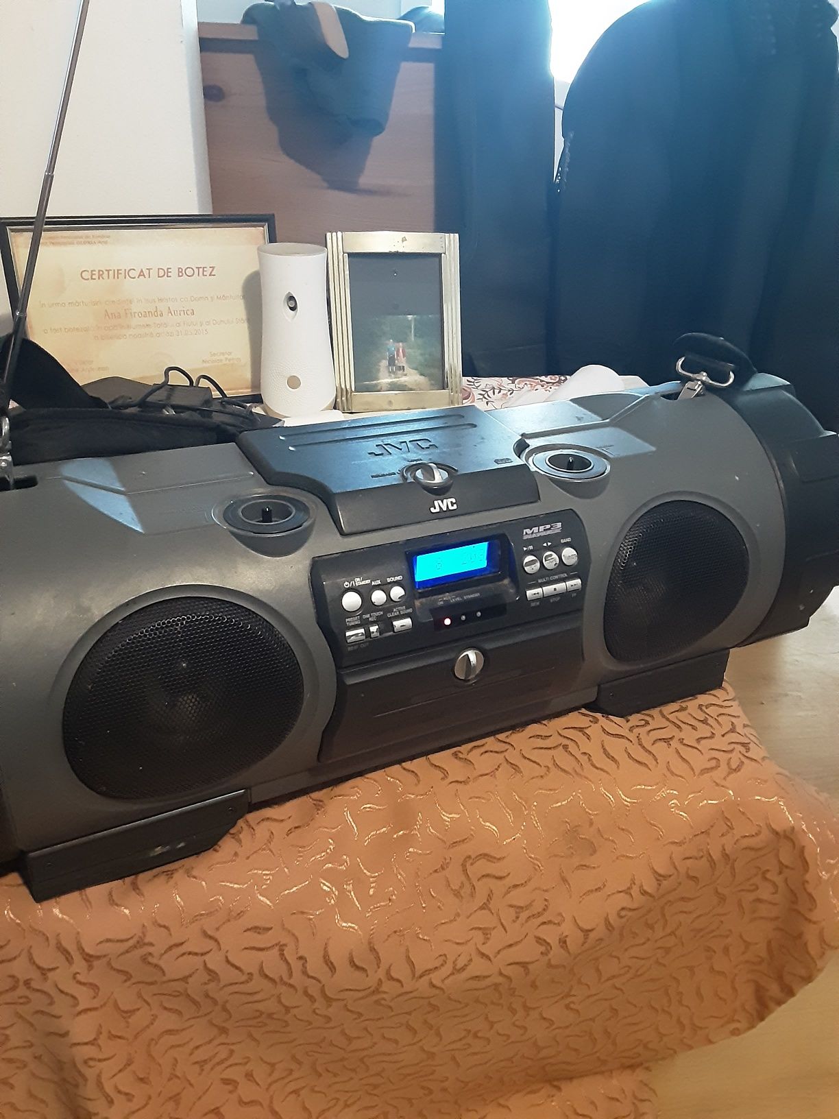 Vînd Tub de Bass cu CD,Caseta si Radio JVC