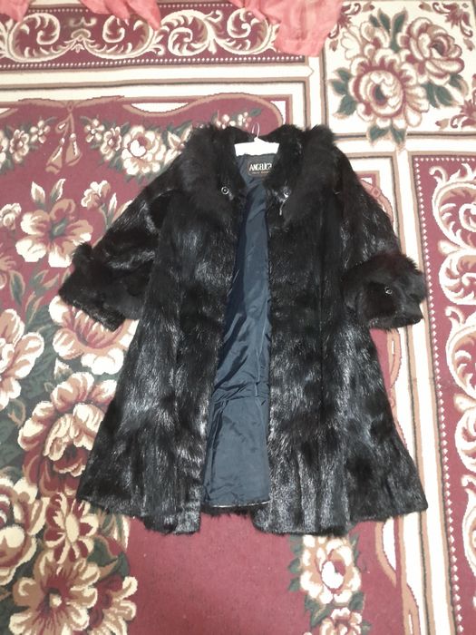 Shuba qora rang razmer 50 kelishtirib beramiz