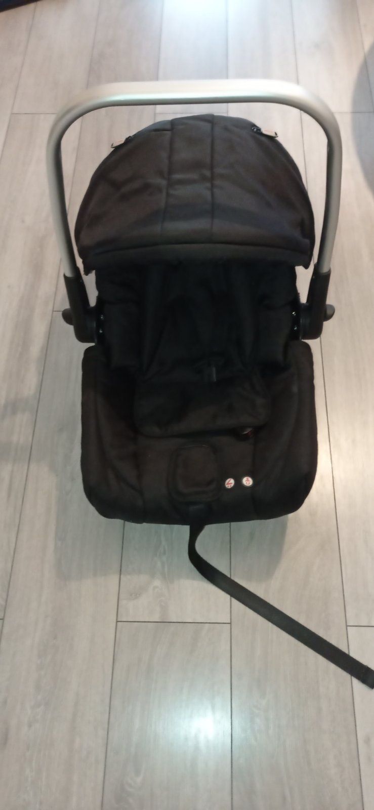 Столче за кола Mutsy Traveller  (0-13kg) + адаптери за шаси EVO