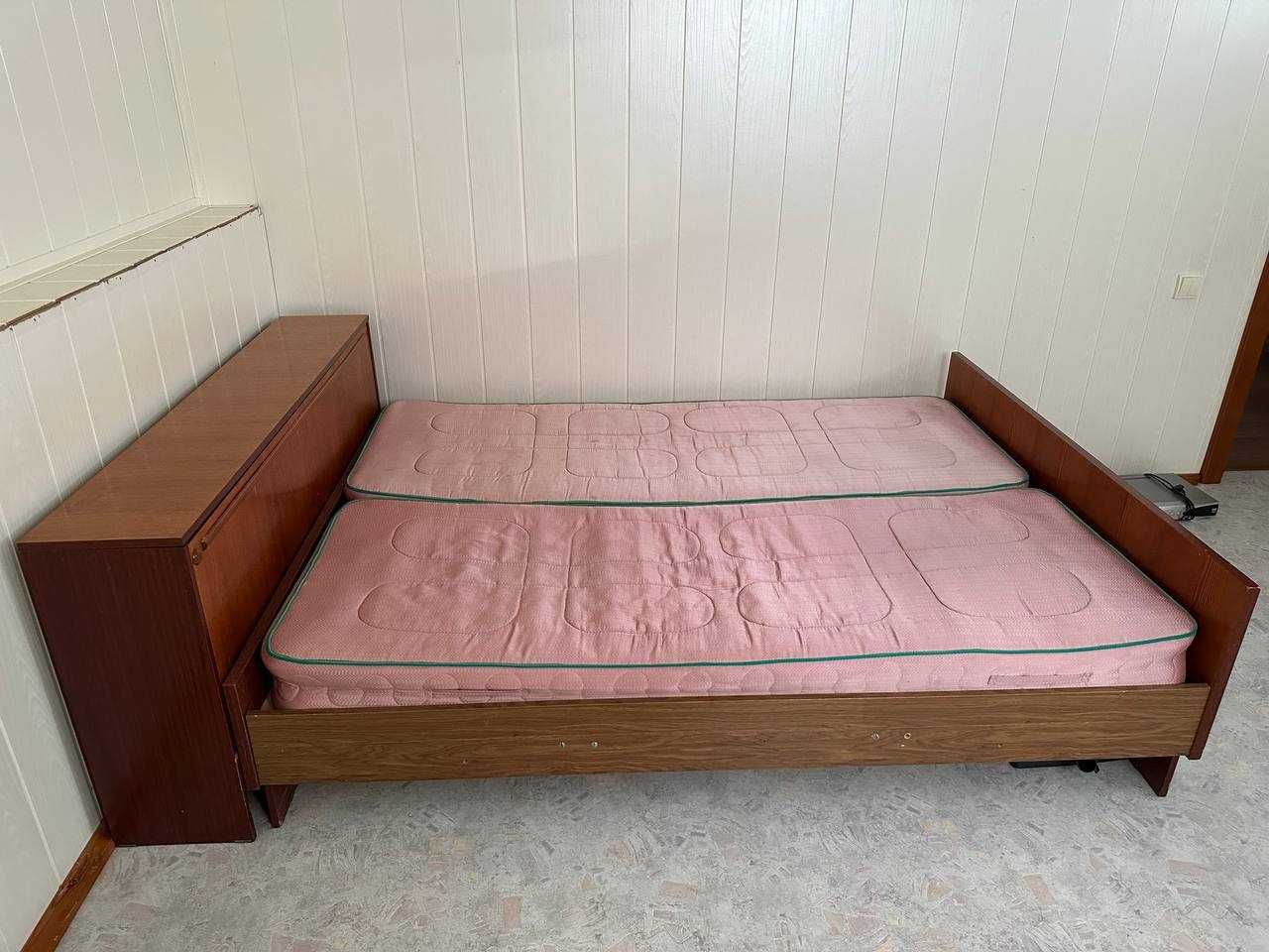 Двухспальная кровать с матрасом и прикроватной тумбой