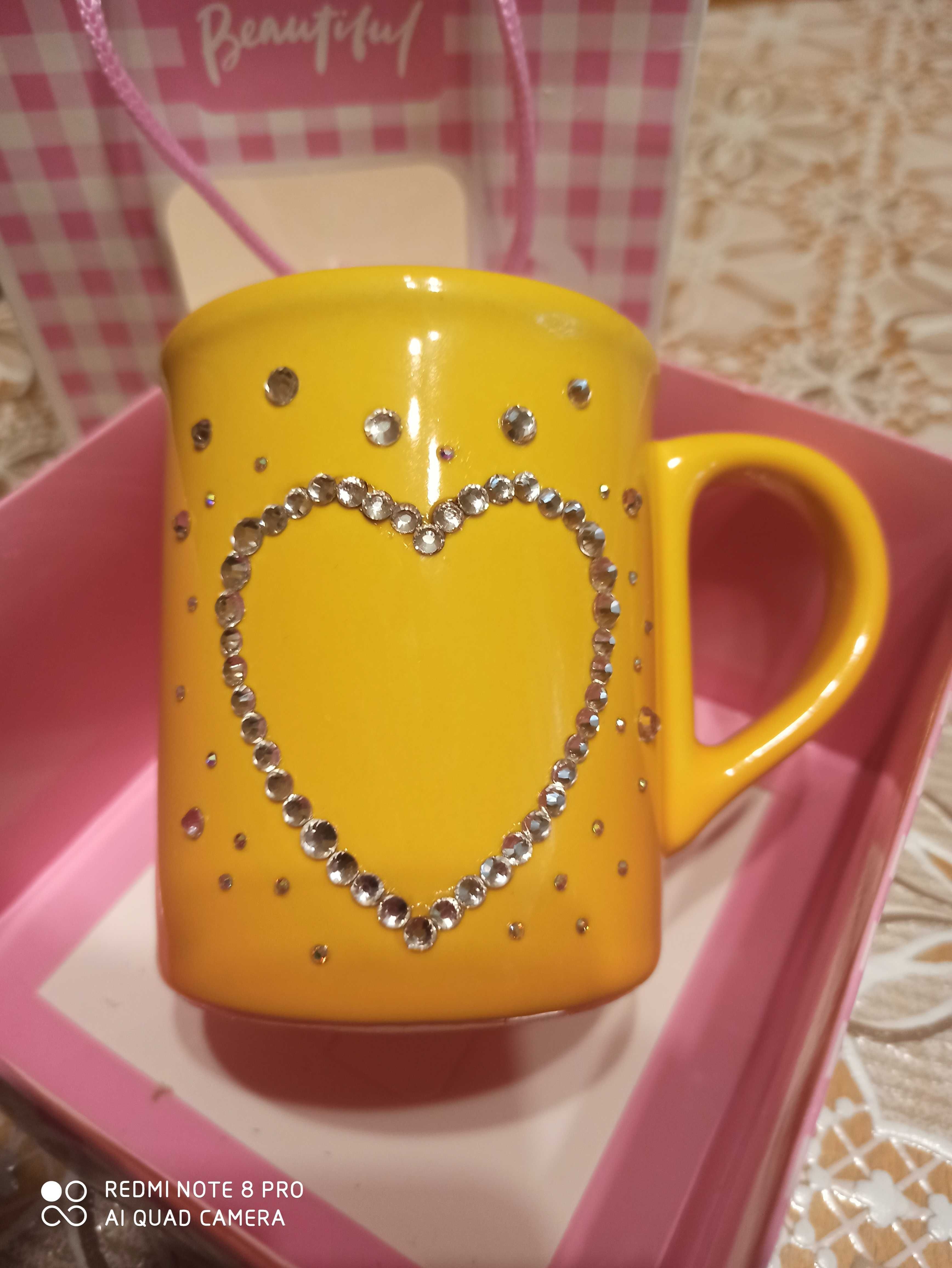 Чаша с декорация от малки диаманти