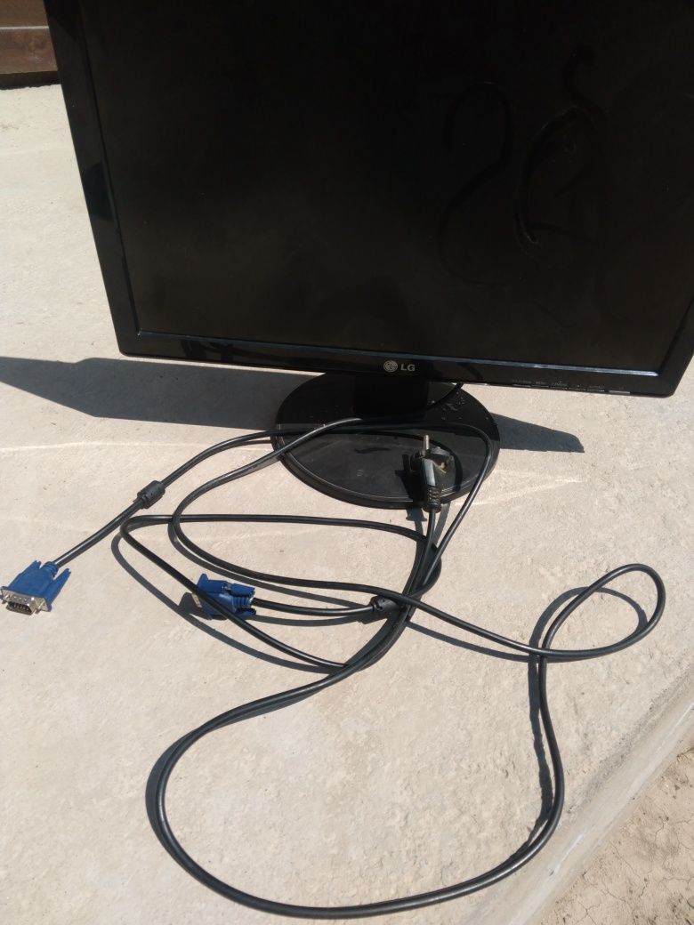 LG monitor sotiladi holati yaxshi tiniq ekran 60ghz srochna
