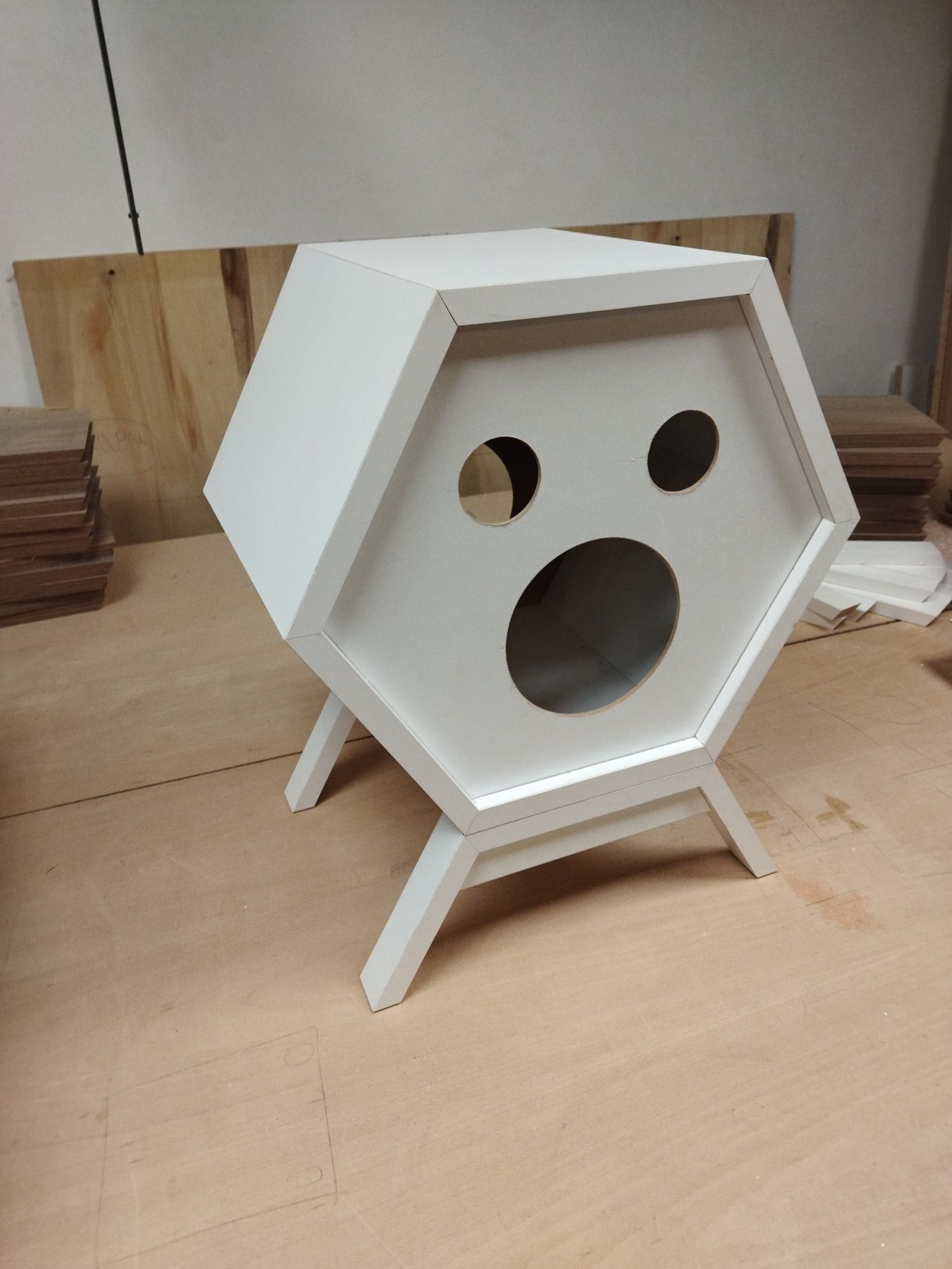 Кучешка колиба,къщичка за котки,етажерка,холна маса,нощно шкафче,скрин