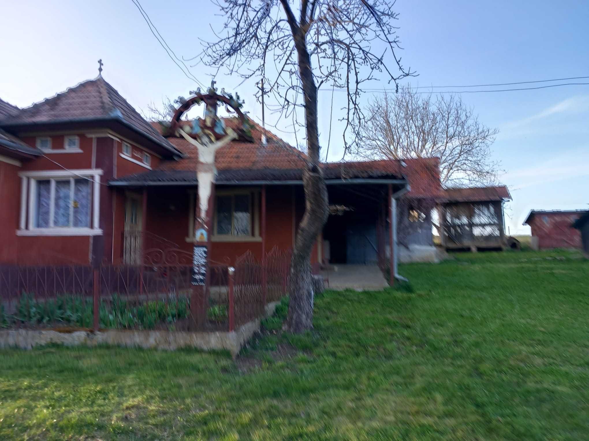 Casă de vânzare în comuna Geaca, jud. Cluj, cu vedere superbă spre lac