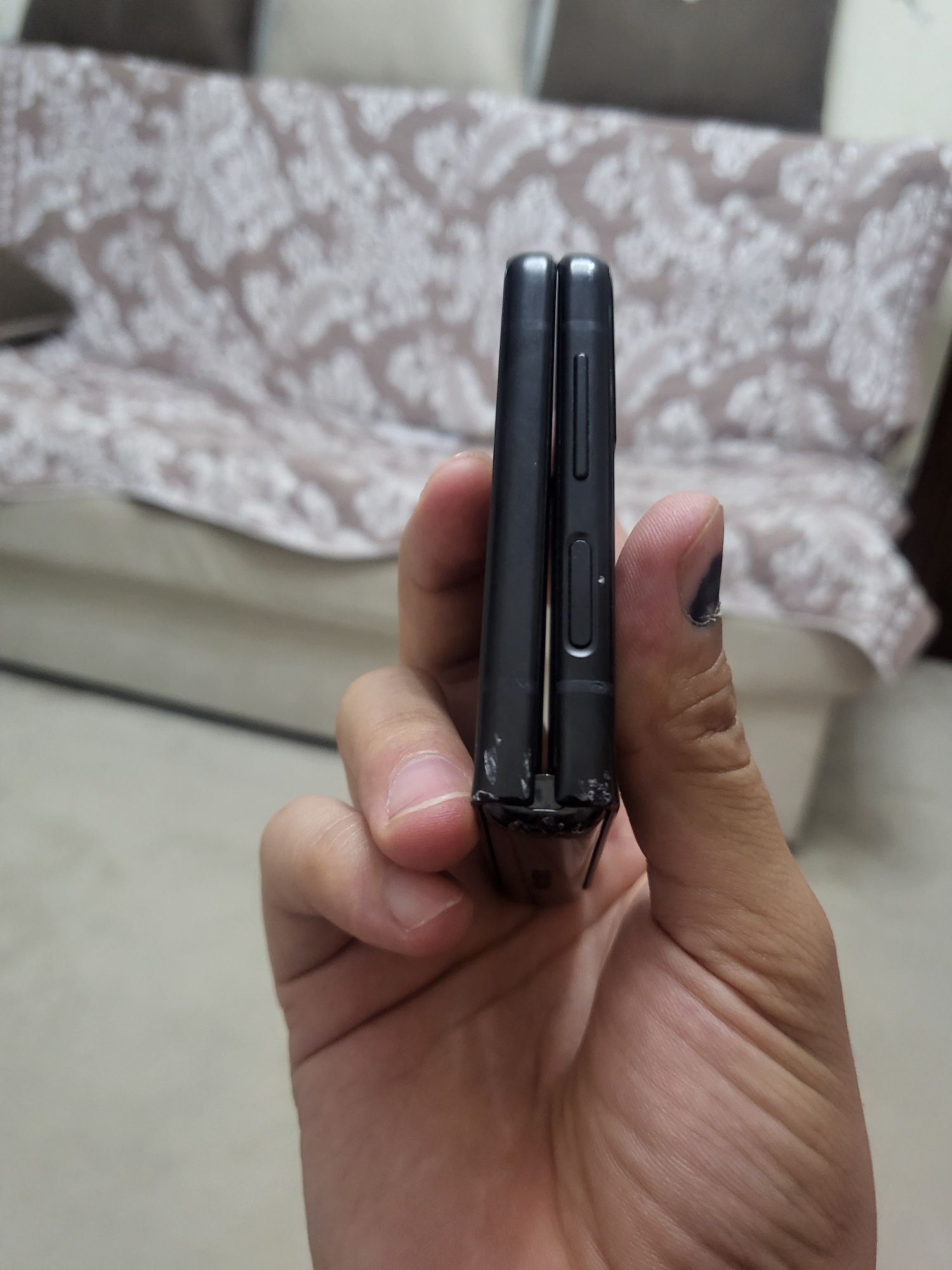 Samsung Galaxy Z Flip3 8/256 gb holati Rasmda aybi yo'q obmen yo'q