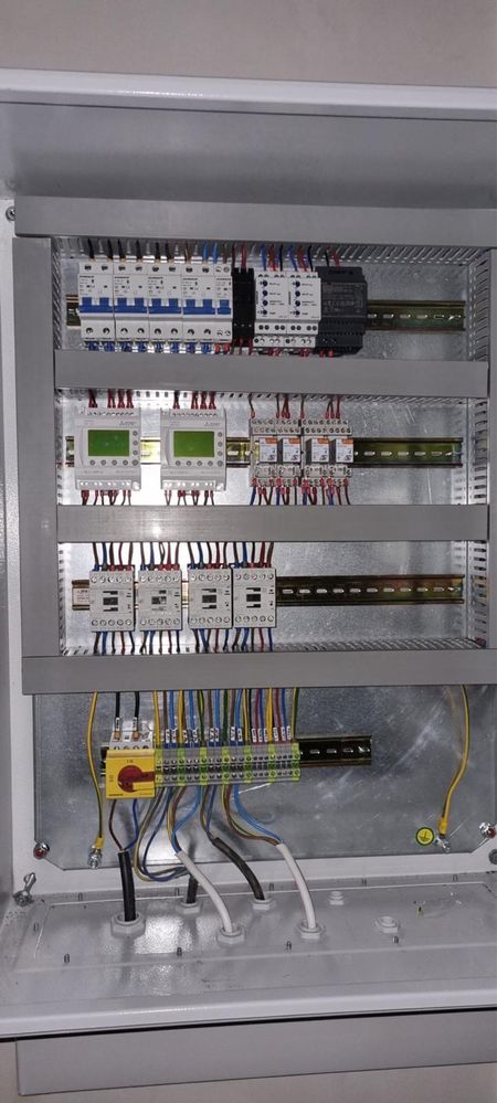 Ofer servicii profesionale de instalare a panourilor fotovoltaice
