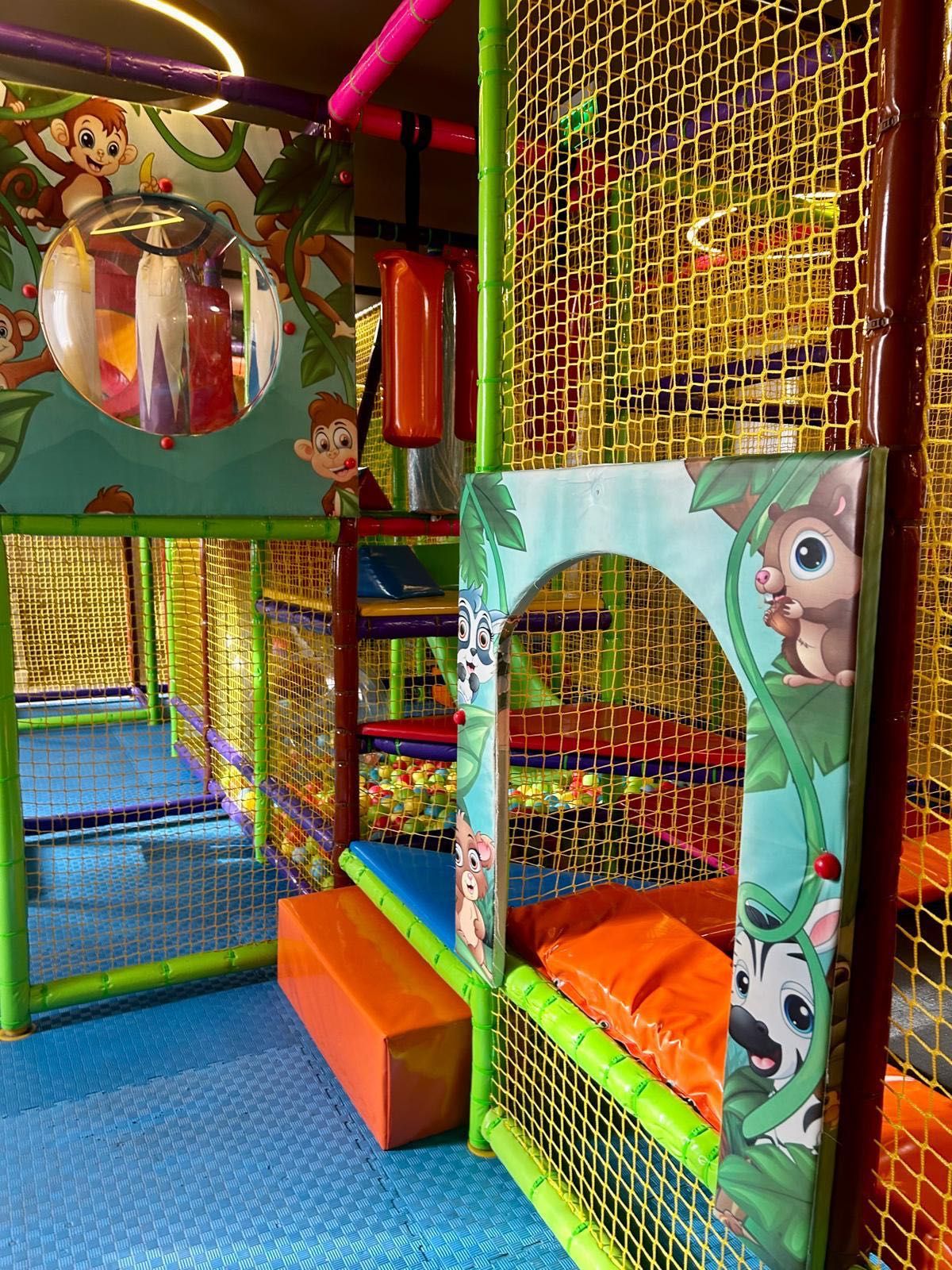 Spațiu de Joacă Indoor și Outdoor