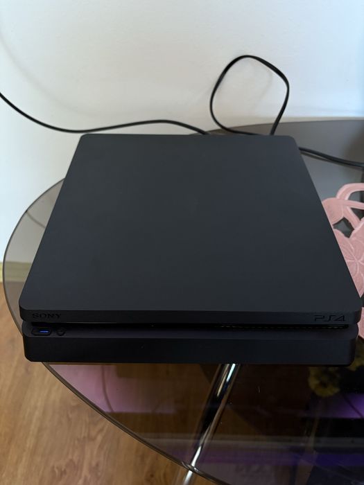 URGENT 999 lei!! ps4 slim cu 4 controllere si 11 jocuri!