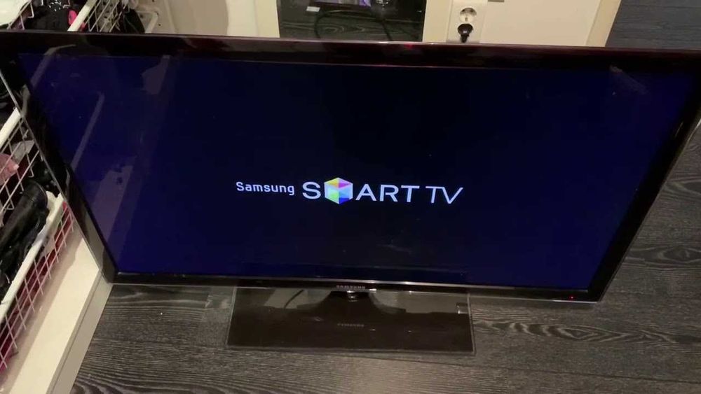 Продам телевизор Samsung UE40D5500