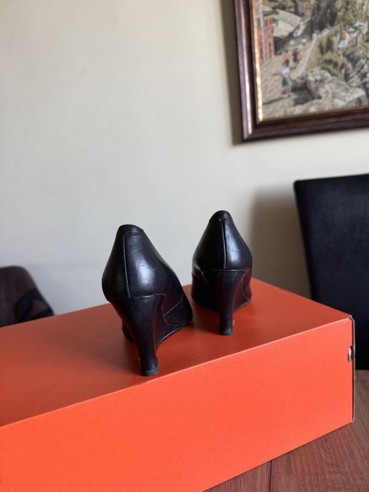 Елегантни обувки на платформа от естествена кожа