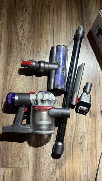Dyson V8 advanced