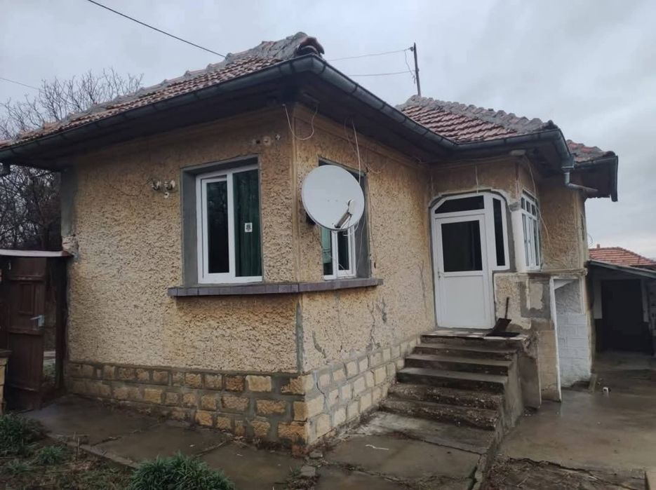 Тухлена къща с голям двор в село Сушица