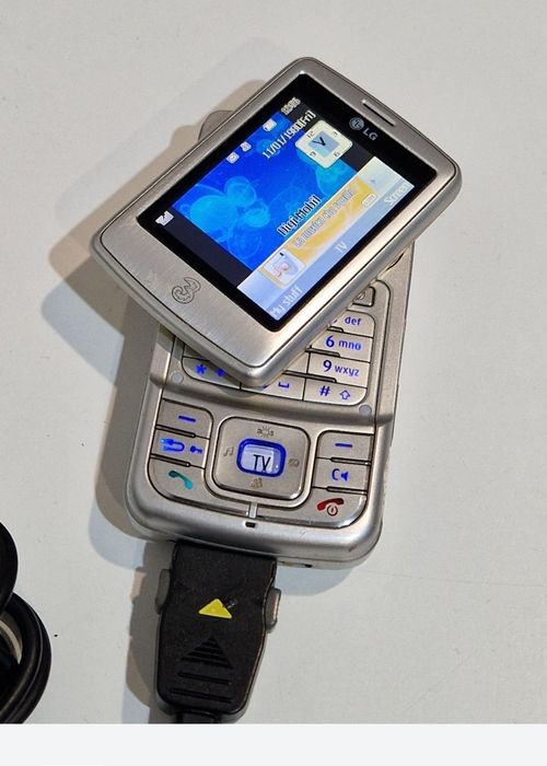 Super telefon Lg cu display dublu și rotativ
