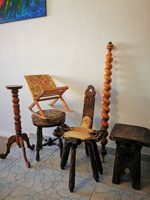 Vand taburete scaun foarte vechi lemn masiv lucrat manual