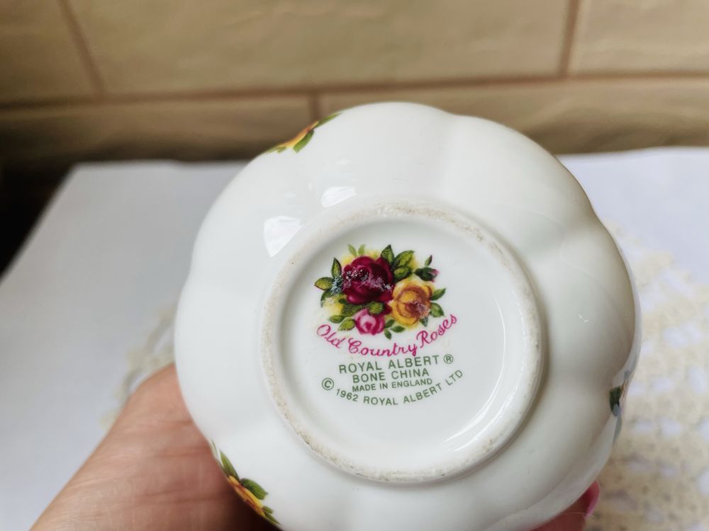 ROYAL ALBERT красиво порц.шише за парфюм от Англия