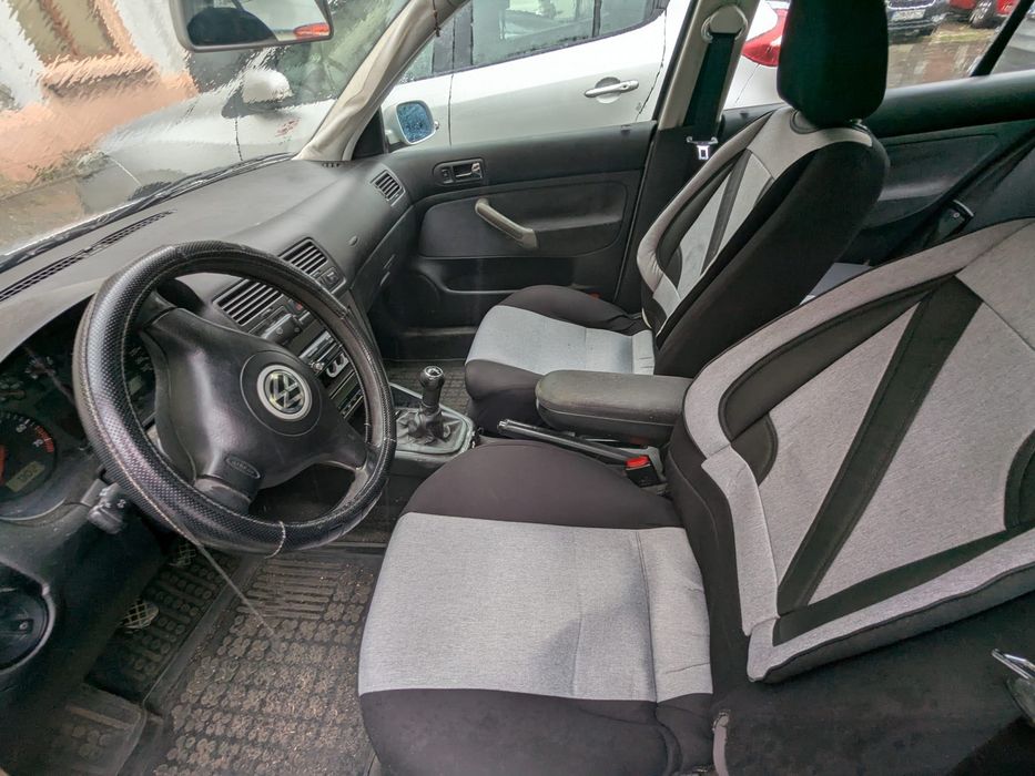 VW Bora Sedan 1.6 benzina – avariată, motor excelent, 1000 EUR