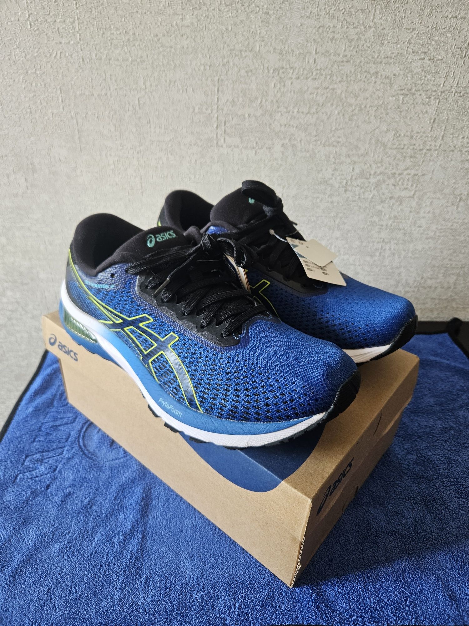 Продаются мужские оригинальные кроссовки фирмы Asics