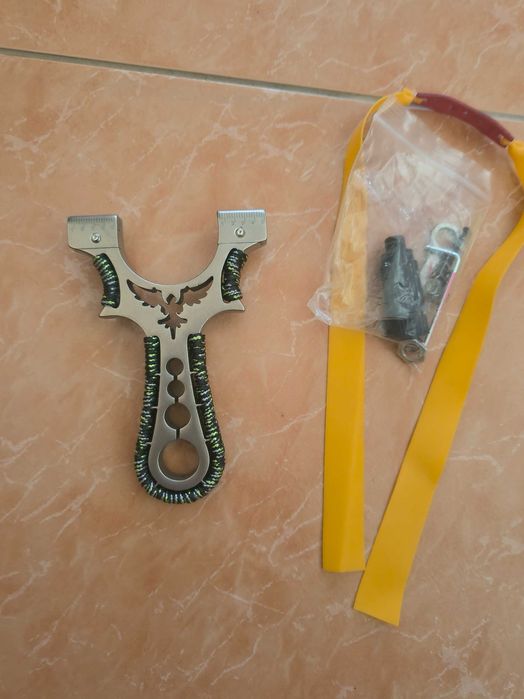 Praștie profesională + 100 bile + 3 benzi de rezeră