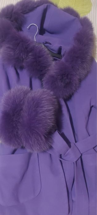 Палто от кашмир с яка от сребърна лисица в лилаво