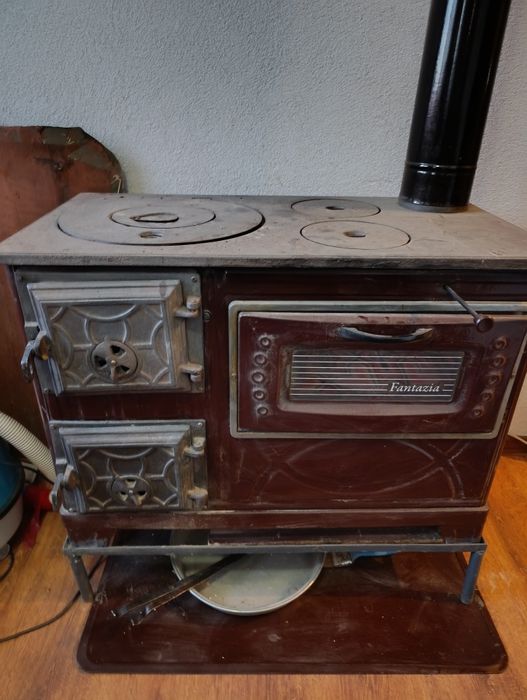 Печка на дърва със фурна.