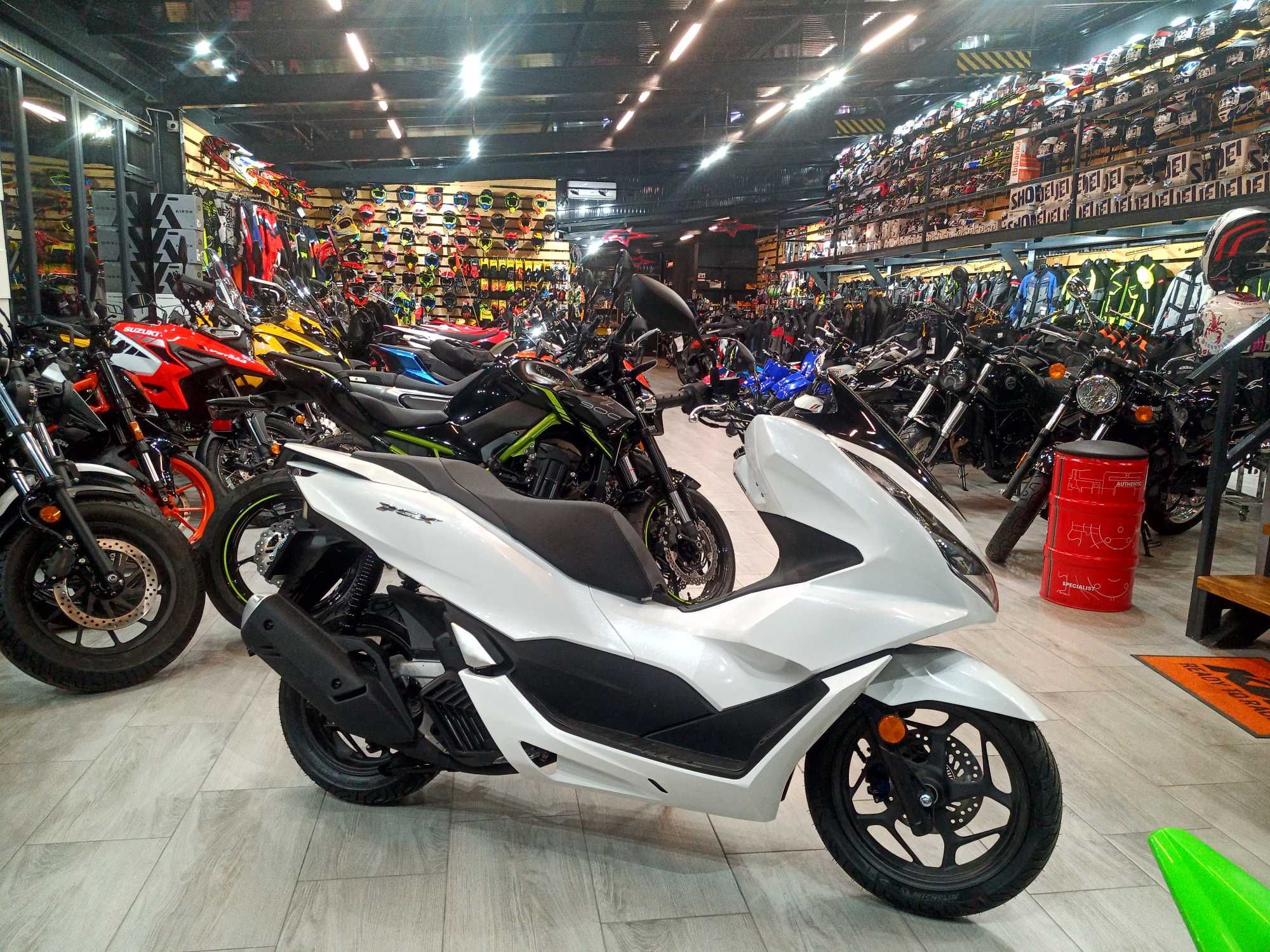 Honda PCX 125 nou 0km-se conduce cu B- stoc EST BIKE Campina