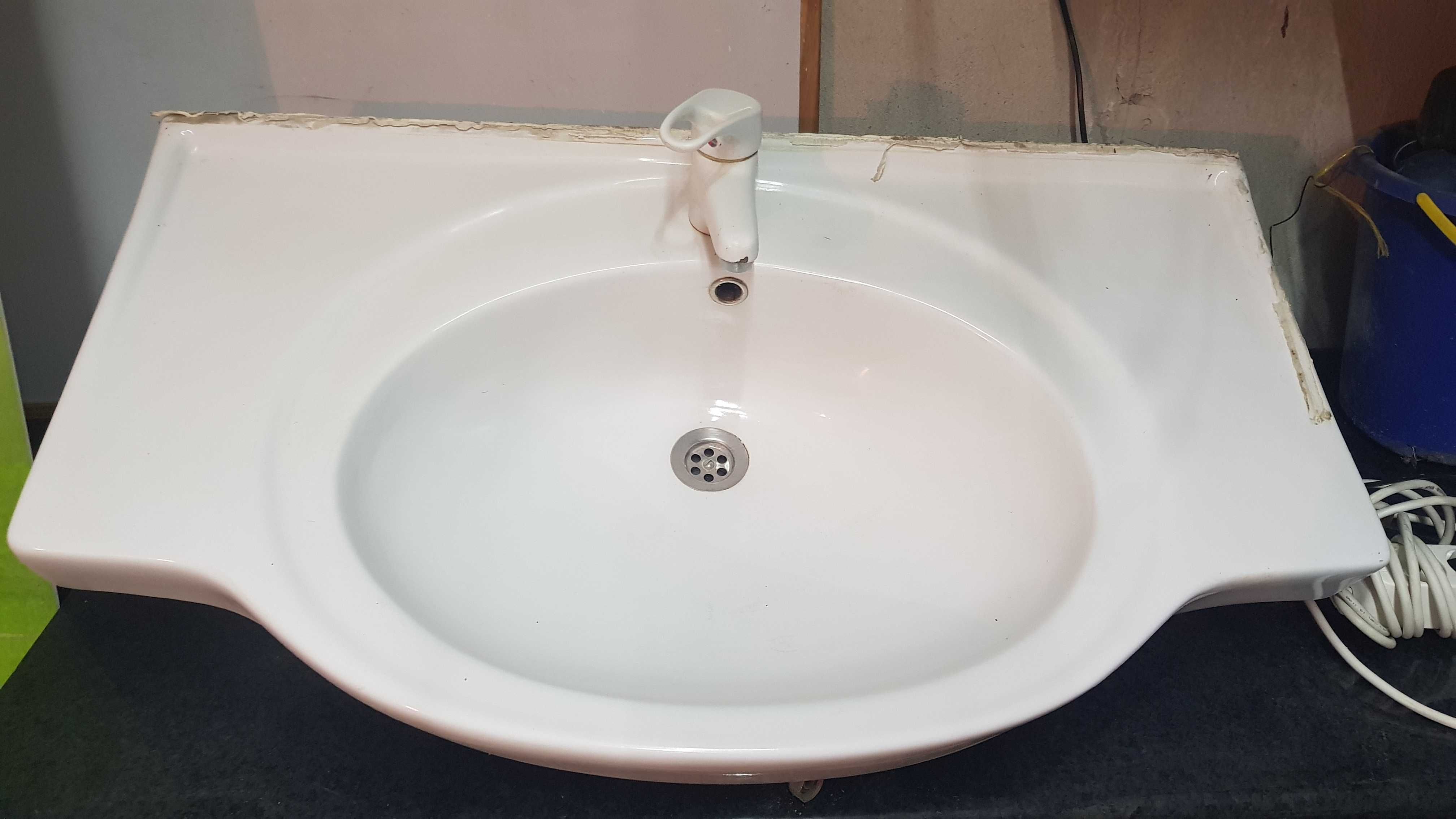 Порцеланова мивка с размери 87/38 см с бял смесител