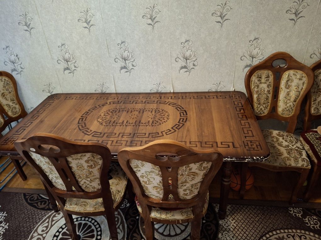 Продается стол и 6 стульев