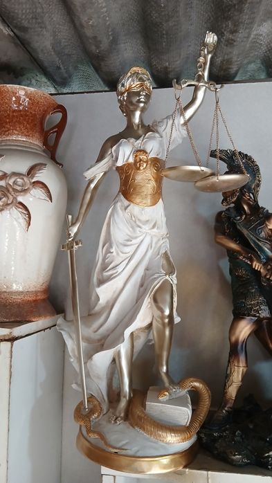 Antikvar Femida adolat himoyachisi