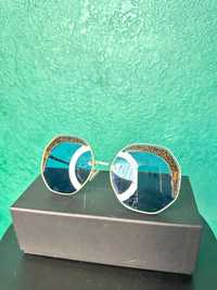 Ochelari de soare albastri, cu inserții aurii, marca FENDI