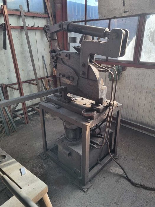 Vand foarfeca actionata hidraulic pentru debitat profile metalice.