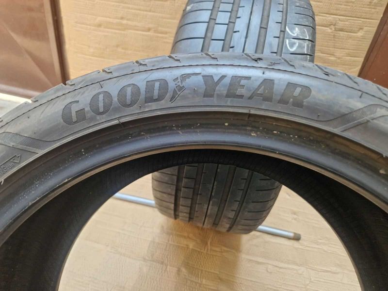 2 Goodyear R19 275/35
летни гуми Runflat 
DOT0718