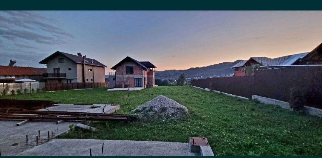 Casa de vânzare cu 2000m patrati livada