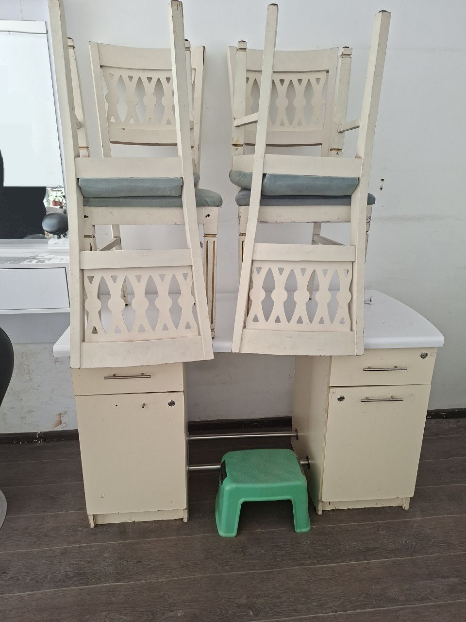 Мебели в салон красоты