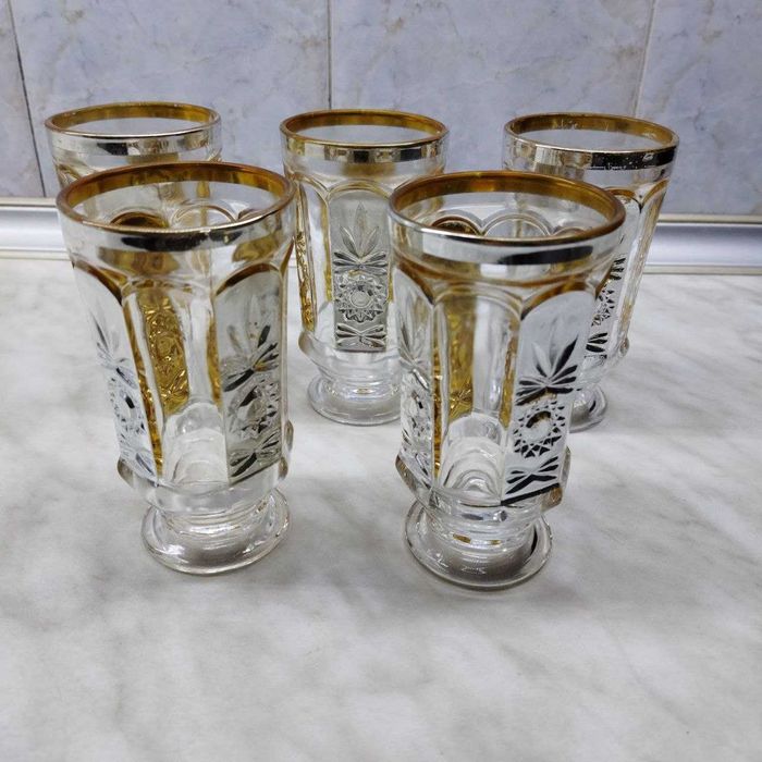 Хрустальные, стеклянные фужеры и рюмочки-стопочки.