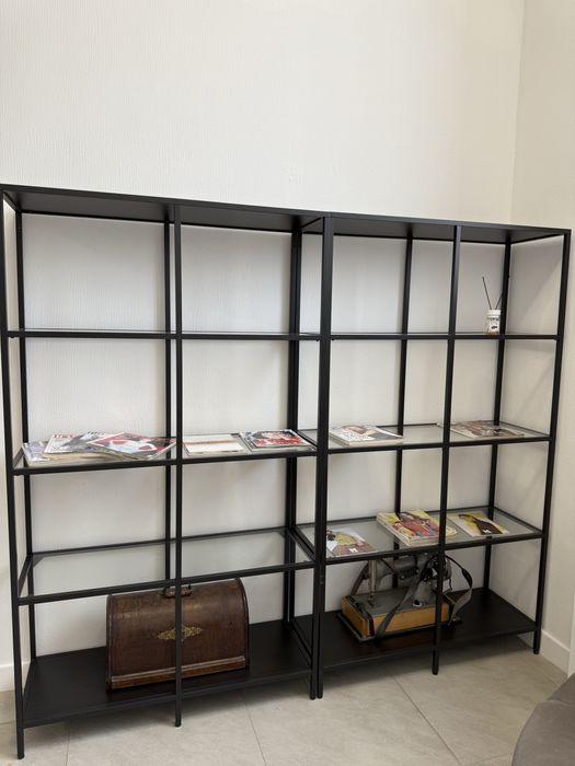 Стеллажи IKEA - стеклянные, черные, прочные.