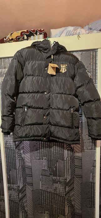 Vând geaca burberry