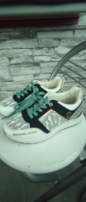 Маратонки Oysho 60 лв  маратонки Michael Kors 40лв; дамски боти 40лв