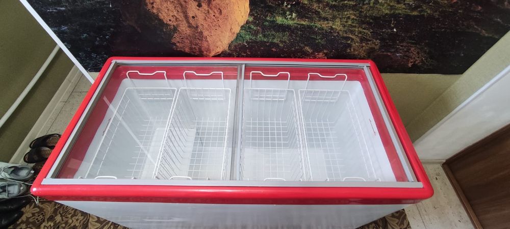 Срочно! продам  витринную морозильную Камеру