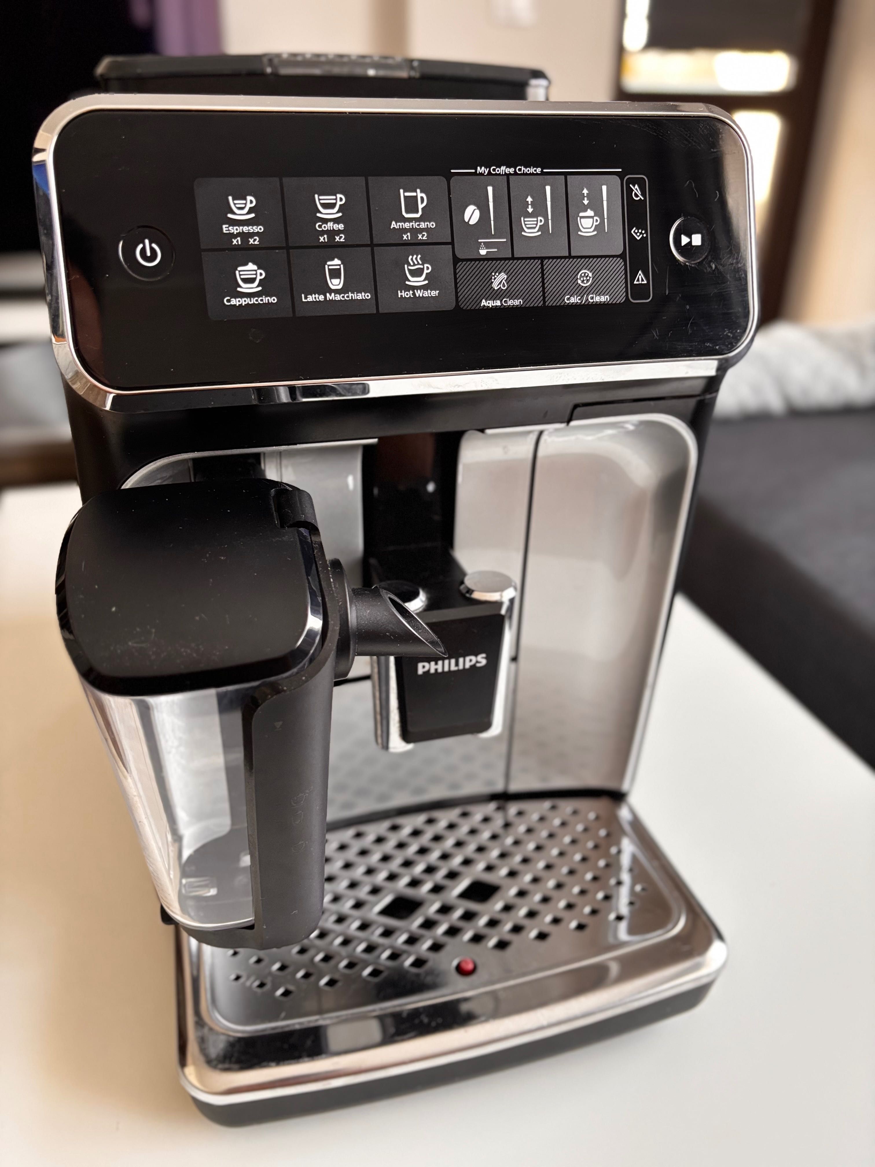 Автоматична кафе машина PHILIPS LatteGo EP3242/60