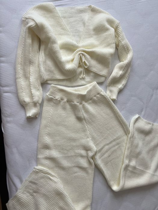 Set pulover decoltat si pantaloni