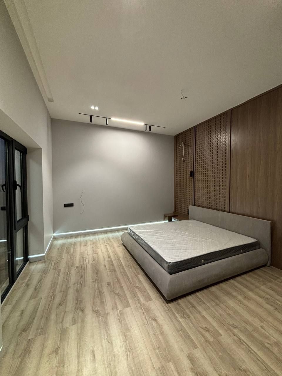 Центр Луначарского ХайТэк 
Участок: 2 сотки
Площадь: 350 м²
Комнаты: 5