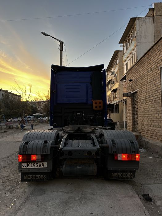 Тягач Актрос 2011 год в хорошом состаяние