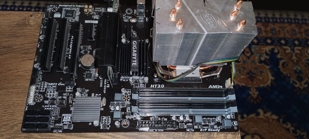 Placa de baza cu procesor