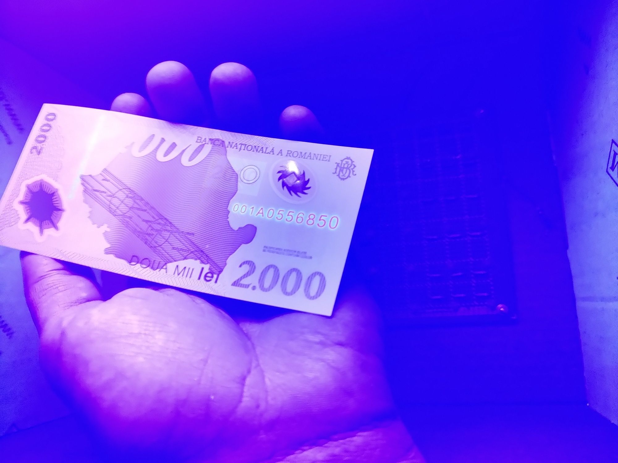 Bancnota 2000 lei cu eclipsa seria 001A in folder
