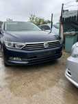 Grilă dintre faruri cu sigla Vw Volkswagen Passat B8