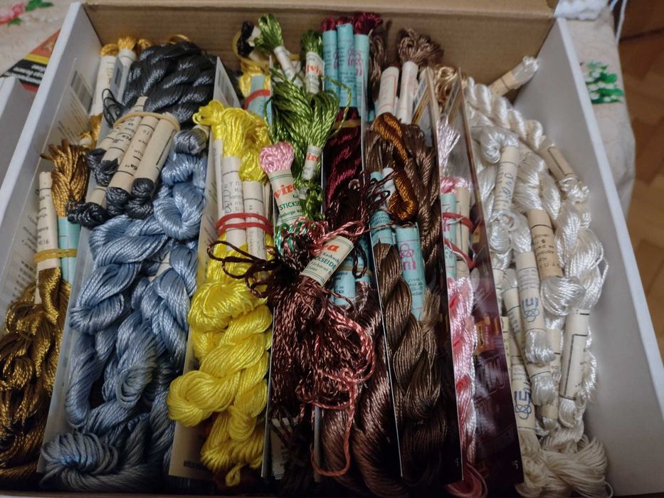 Копринени конци и кълбета