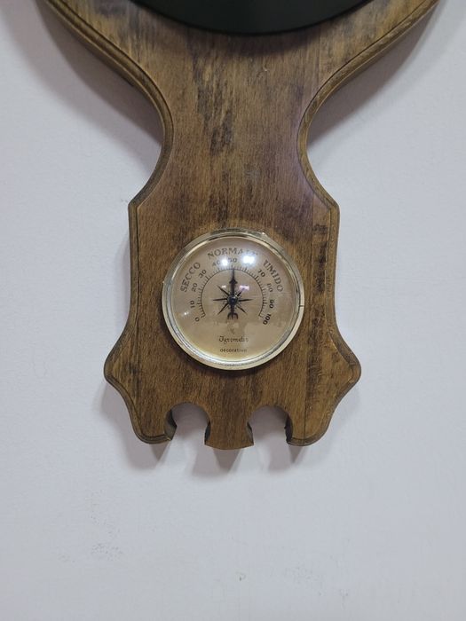 Дървен стенен часовник