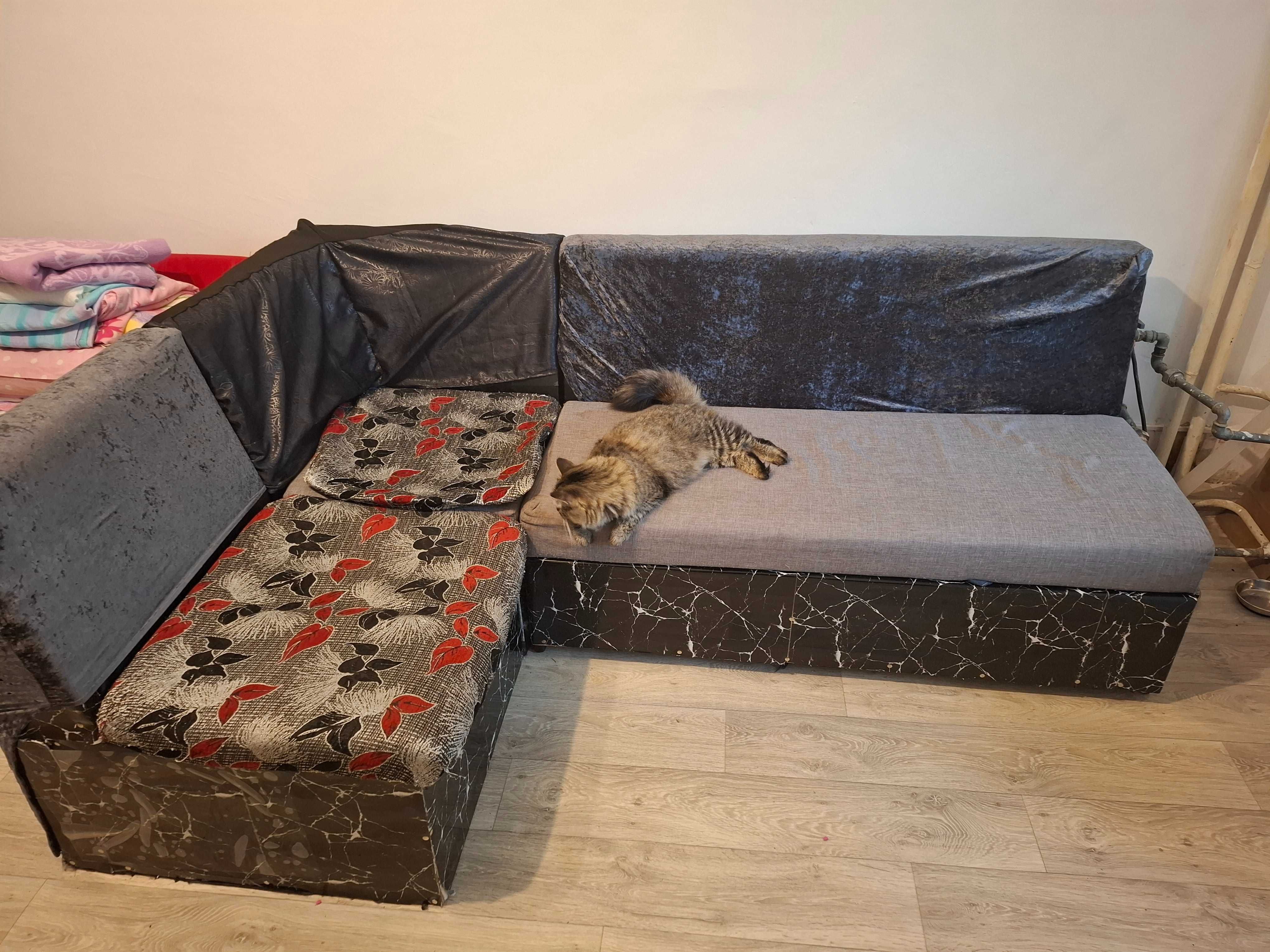 Разтегателен ъглов диван